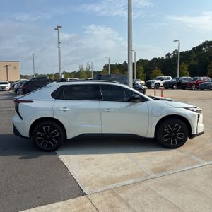 2026 Toyota BZ XLE PLUS — фото 10