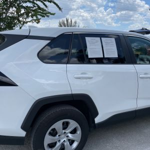 2025 Toyota RAV4 LE 照片 9