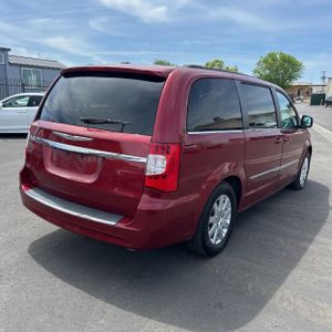 CHRYSLER TOWN AND COUNTRY TOURING - 8