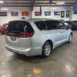 CHRYSLER PACIFICA TOURING L - 8