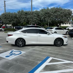 صورة 10 لـ 2024 Lexus ES 300H BASE
