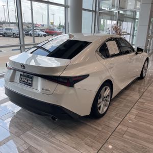 صورة 7 لـ 2024 Lexus IS 300 BASE