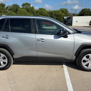 صورة مصغرة 11 لـ 2025 Toyota RAV4 LE
