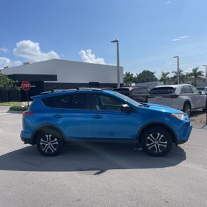 صورة 10 لـ 2017 Toyota RAV4 LE