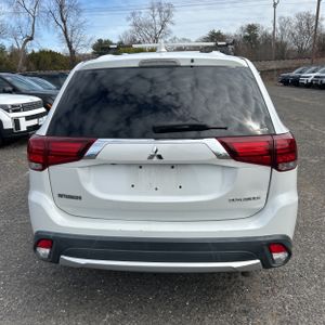 MITSUBISHI OUTLANDER ES - 7