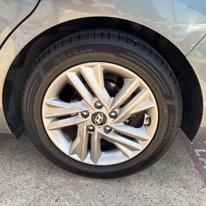 2019 Hyundai ELANTRA SEL — миниатюра 18