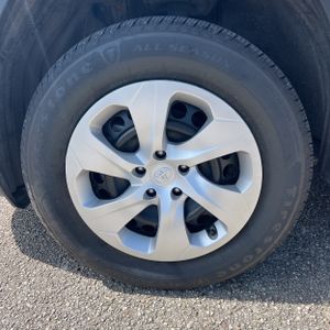 صورة مصغرة 17 لـ 2024 Toyota RAV4 LE