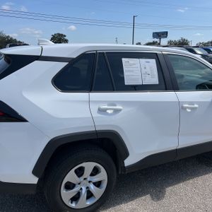 صورة 9 لـ 2024 Toyota RAV4 LE