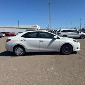 2017 Toyota COROLLA LE photo 10