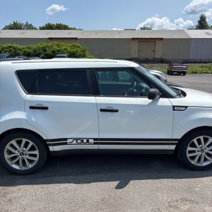 2017 KIA SOUL + — фото 9
