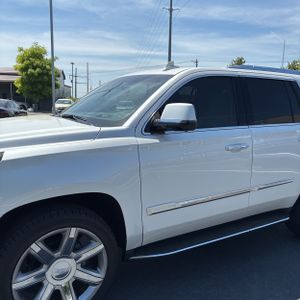 CADILLAC ESCALADE LUXURY - 2