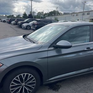 2019 Volkswagen JETTA SE photo 2