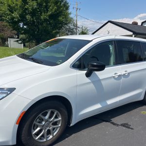 2024 Chrysler VOYAGER LX — фото 2