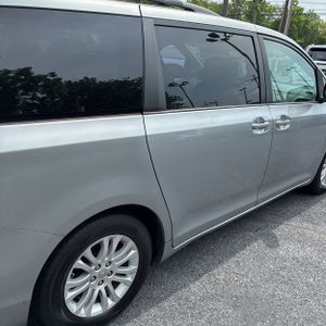 صورة 9 لـ 2012 Toyota SIENNA XLE 8-PASSENGER