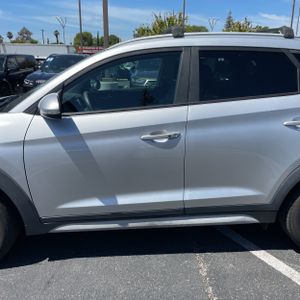 HYUNDAI TUCSON SE PLUS - 4