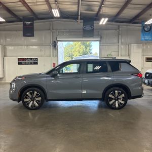 2025 Mitsubishi OUTLANDER SE — фото 3
