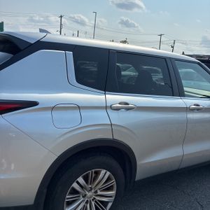 2023 Mitsubishi OUTLANDER ES 照片 9