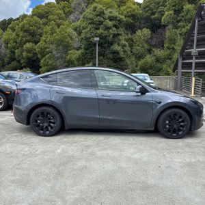 TESLA MODEL Y LONG RANGE - 10