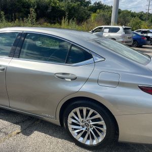 صورة 6 لـ 2019 Lexus ES 300H LUXURY