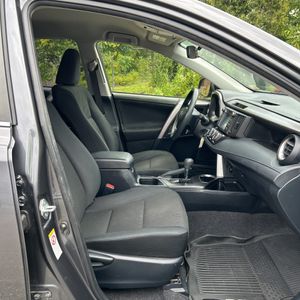 2018 Toyota RAV4 LE — фото 33