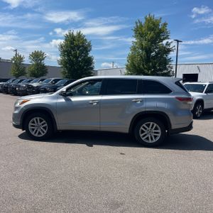 2016 Toyota HIGHLANDER LE — фото 2