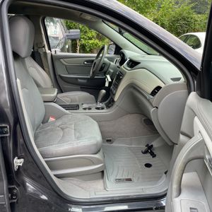 2017 Chevrolet TRAVERSE LS — миниатюра 32