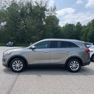 2017 KIA SORENTO LX photo 3