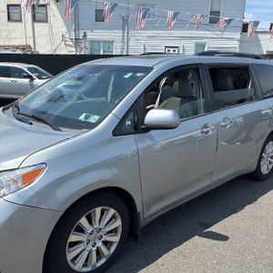 TOYOTA SIENNA - 2