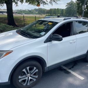 2017 Toyota RAV4 LE — фото 2