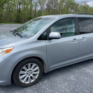 TOYOTA SIENNA - 2