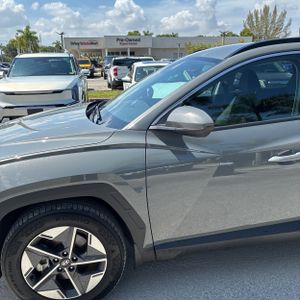 2025 Hyundai TUCSON SEL photo 2
