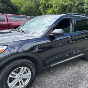 2022 FORD EXPLORER XLT photo 2