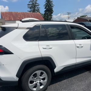 صورة 8 لـ 2021 Toyota RAV4 LE