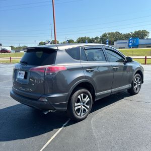 صورة 8 لـ 2018 Toyota RAV4 LE