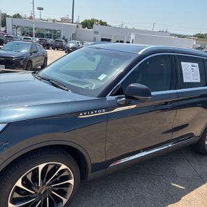 2021 Lincoln AVIATOR RESERVE photo 2