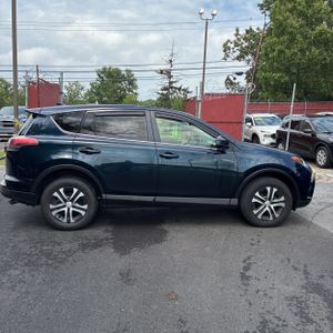 2018 Toyota RAV4 LE 照片 10