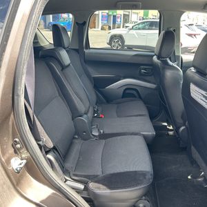 2012 Mitsubishi OUTLANDER SE — миниатюра 34