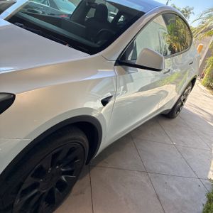 TESLA MODEL Y LONG RANGE - 2