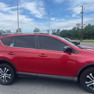 2017 Toyota RAV4 LE — миниатюра 11