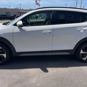 HYUNDAI TUCSON VALUE - 4