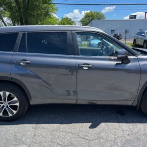 2023 Toyota HIGHLANDER XLE thumbnail 11