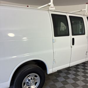 CHEVROLET EXPRESS 2500 - 8