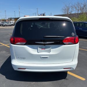 CHRYSLER VOYAGER LX - 7