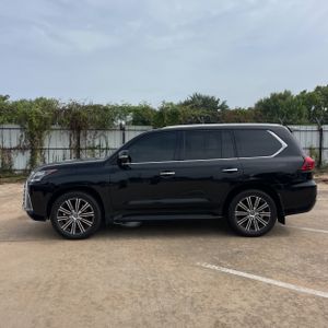 صورة 3 لـ 2020 Lexus LX 570 THREE-ROW