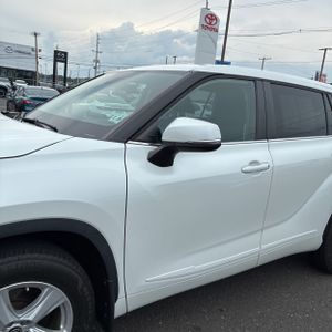 2023 Toyota HIGHLANDER LE photo 2