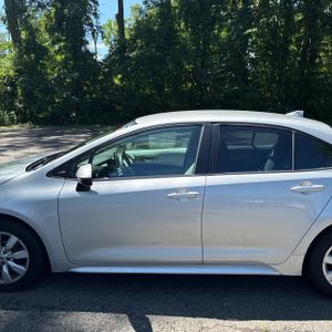 2021 Toyota COROLLA LE photo 4