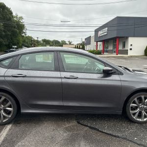 2015 Chrysler 200 S — миниатюра 11