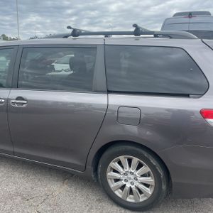 TOYOTA SIENNA - 6