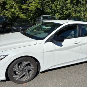 صورة 2 لـ 2025 Hyundai ELANTRA SEL SPORT