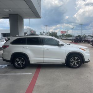 صورة 10 لـ 2016 Toyota HIGHLANDER XLE